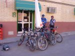 las_bicis_y_los_perros_fuera....jpg