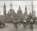 Vuelta+ciclista+a+Espa%C3%B1a+de+1960+entrando+en+Zaragoza+por+el+Puente+de+Piedra+(631+x+528)[1.jpg
