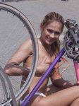 ciclistadesnuda6mk.jpg