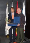con pepito y las banderas detras.JPG