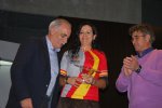 mapi recibiendo su trofeo.JPG