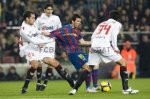 agarrron a messi-945464.jpg