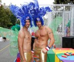 orgullo-lgbt-plumas-azules-en-la-gay-pride-de-los-angeles.jpg