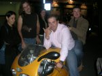 Nocturna sin bicis 5-10-06 Cacique en la moto d Victor con J@se d paqete.jpg