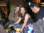 Nocturna sin bicis 5-10-06 Pelos dando el visto bueno a la moto.jpg