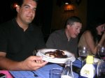 Nocturna sin bicis 5-10-06 Victor y su postre.jpg