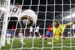 Neuer_mira_cuela_gol_Puyol.jpg