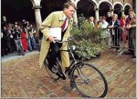 pu7s_hauge_Afgetreden_Minister_Donner_op_de_Fiets.jpg
