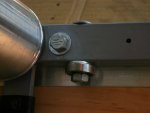 Rodamientos transversales para mantener el rodillo centrado dentro del marco de madera.jpg