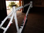 MossoChallengerWhiteDetras-Lateral.jpg