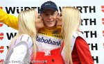 2010_tour_de_suisse_stage8_robert_gesink_podium_girls1a.jpg