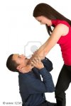 503023-una-mujer-del-brunette-que-estrangula-a-su-socio-de-negocio-masculino.jpg