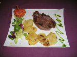 entrecot de ternera con patatas al ajillo y rucula.JPG