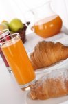 frutas-jugo-copa-de-leche-medialunas_3330955.jpg