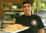 Camarero-Antigua-Cruz-Blanca-con-plato-de-gambas.jpg