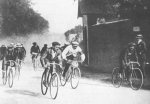 9. 1903 - Tour. Garin con gorra blanca.jpg