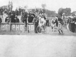 1903 - Tour. 6&#170; etapa, Maurice Garin entra en Paris.jpg