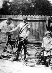 1.  1903 - Tour. Maurice Garin, ganador acompa&#241;ado de su masajista y su hijo.jpg