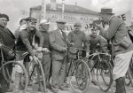 1904 - Tour. Salida, se aprecia a Maurice Garin en el centro.jpg