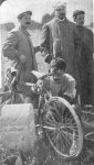 5. 1908 - Tour. Garrigou reparando la bici.jpg