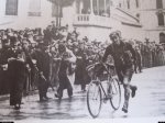 5. 1909 - Tour. 4&#170; etapa, en Lyon, Faber cruza la meta con la cadena rota.jpg