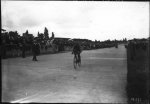 1910 - Tour. Lapize llega al final del Tour..jpg
