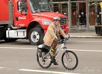 bici-del-montar-a-caballo-del-viejo-hombre-a-trabajar-thumb20851864.jpg