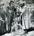 15. 1912 - Tour. 15&#170; etapa, Alphonse Baug&#233; felicita a Odile Defraye.jpg