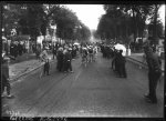 16. 1912 - Tour. El pelot&#243;n en la C&#244;te de Picardie en Versalles.jpg