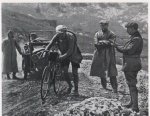 1913 - Tour. 6&#170; etapa, el primero de los 'isoles', Henri Van Lerberghe sufre en el Aubisque.jpg