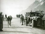 1920 - Tour. 11&#170; etapa, Guillaume Cocherelli asciende el Galibier. Lambot pas&#243; hace 2h.jpg