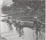 1921 - Tour. 9&#170; etapa, Lenaers, Heusghem, Scieur y Lambot subiendo el Col de Castillon.jpg