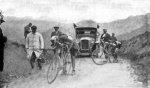 1922 - Tour. 6&#170; etapa, Cambio de rueda en las monta&#241;as.jpg