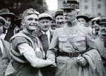 1923 - Tour. 12&#170; etapa, Joseph Muller felicitado por el General Reibel.jpg