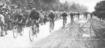 1923 - Tour. 13&#170; etapa, Bellenger delante de Goethals y Standaert.jpg