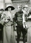 1923 - Tour. 14&#170; etapa, F&#233;lix Goethals ganador con su familia.jpg