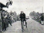 1924 - Tour. 5&#170; etapa, llegada de Huyse a Bayona, despu&#233;s de 19h40' de carrera +.jpg