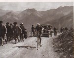 1924 - Tour. 10&#170; etapa, Nicolas Frantz en el Izoard amenazando a Ottavio Bottecchia.jpg