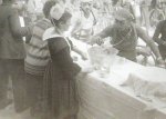 1925 - Tour. 4&#170; etapa, el l&#237;der Adelin Beno&#238;t se avitualla.jpg