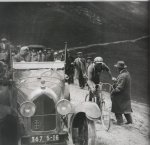 1925 - Tour. 8&#170; etapa, Albert Dejonghe esquiva a un espectador en el Tourmalet.jpg