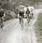 1925 - Tour. 8&#170; etapa, en el Tourmalet, Francis P&#233;lissier marca el ritmo a Frantz y Be.jpg