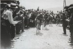 1925 - Tour. 12&#170; etapa, Buysse guiando a su l&#237;der Bottecchia en el puerto de Braus.jpg