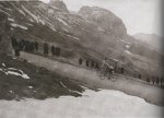 1925 - Tour. 14&#170; etapa, Bartolome Aimo controlado por Lucien Buysse, compa&#241;ero de Bott.jpg
