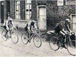 1925 - Tour. 17&#170; etapa, en las aceras de Caestre, Dejonghe, Buysse y Aimo marcan el ritmo.jpg