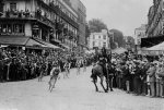 1925 - Tour. 18&#170; etapa, &#250;ltima etapa, Bottecchia atrapa a Lucien Buysse.jpg