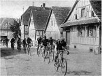 1926 - Tour. 2&#170; etapa, el pelot&#243;n atraviesa Surbourg +.jpg