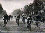 1926 - Tour. 4&#170; etapa, Sellier delante de Frantz y Van Casteele +.jpg