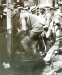 1926 - Tour. 7&#170; etapa, Van Slembrouck (maillot amarillo) se refresca.jpg
