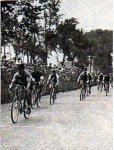 1926 - Tour. 8&#170; etapa, Van Dam delante de Frantz y Sellier +.jpg