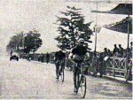 1926 - Tour. 13&#170; etapa, Frantz delante de Bidot en Niza.jpg
